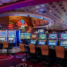 Màn hình nổ hũ jackpot tại b sports với hũ thưởng sáng rực và biểu tượng vàng